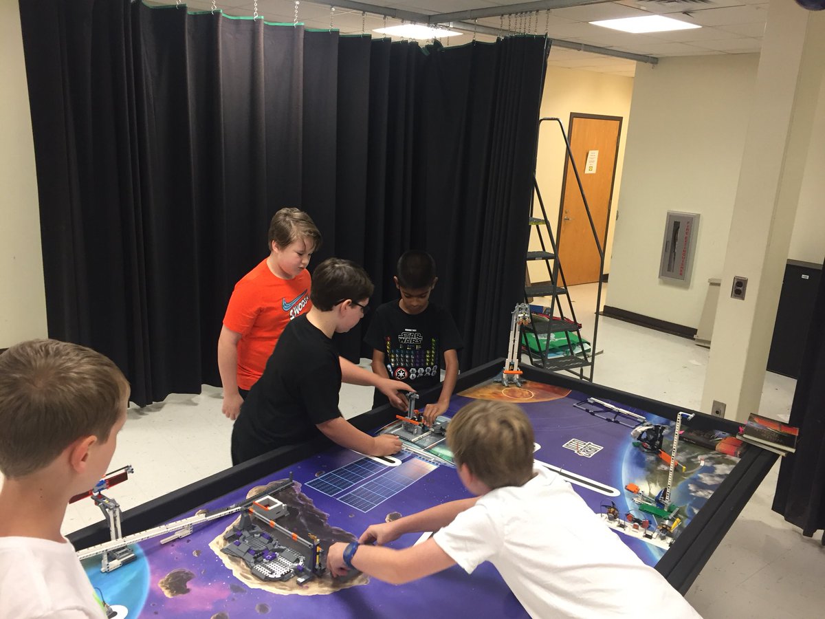 MarthaWild2's tweet photo. Greenfield Dragons Robotics team has learned to set up the playing field without adult assistance. @GRESDragons #GrowingGreenfieldES https://t.co/YxuGQvVFrA