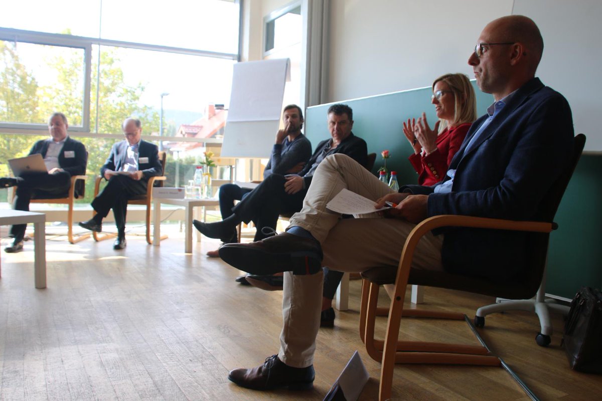 A big question discussed at the last round table was how to define journalism. @THanitzsch from the LMU in Munich gives us further food for thought with his personal mantra: "Collaboration is key".  #journalismacrossborders