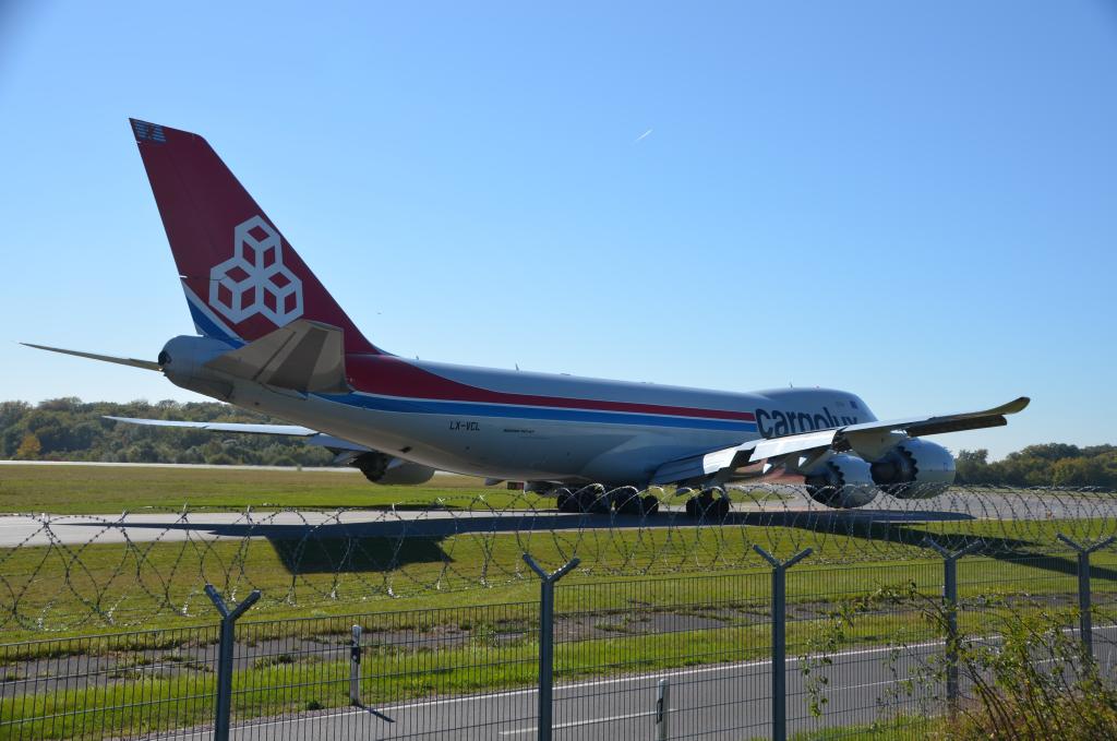 ETAR_Spotter's tweet photo. A Cargolux 747-8I taxiing to the runway at Luxembourg #planespotting #perfect #planegeek #avgeek #takeoff #amazing #wow #cool #spotting #tarmac #apron #aviation #sun #wing #snapseed #luxfuel #boeing #b747 #b7478i #cargolux #jumbo #taxi #taxiing #lux #big #fourengines #departure https://t.co/UoaOrTHpDT