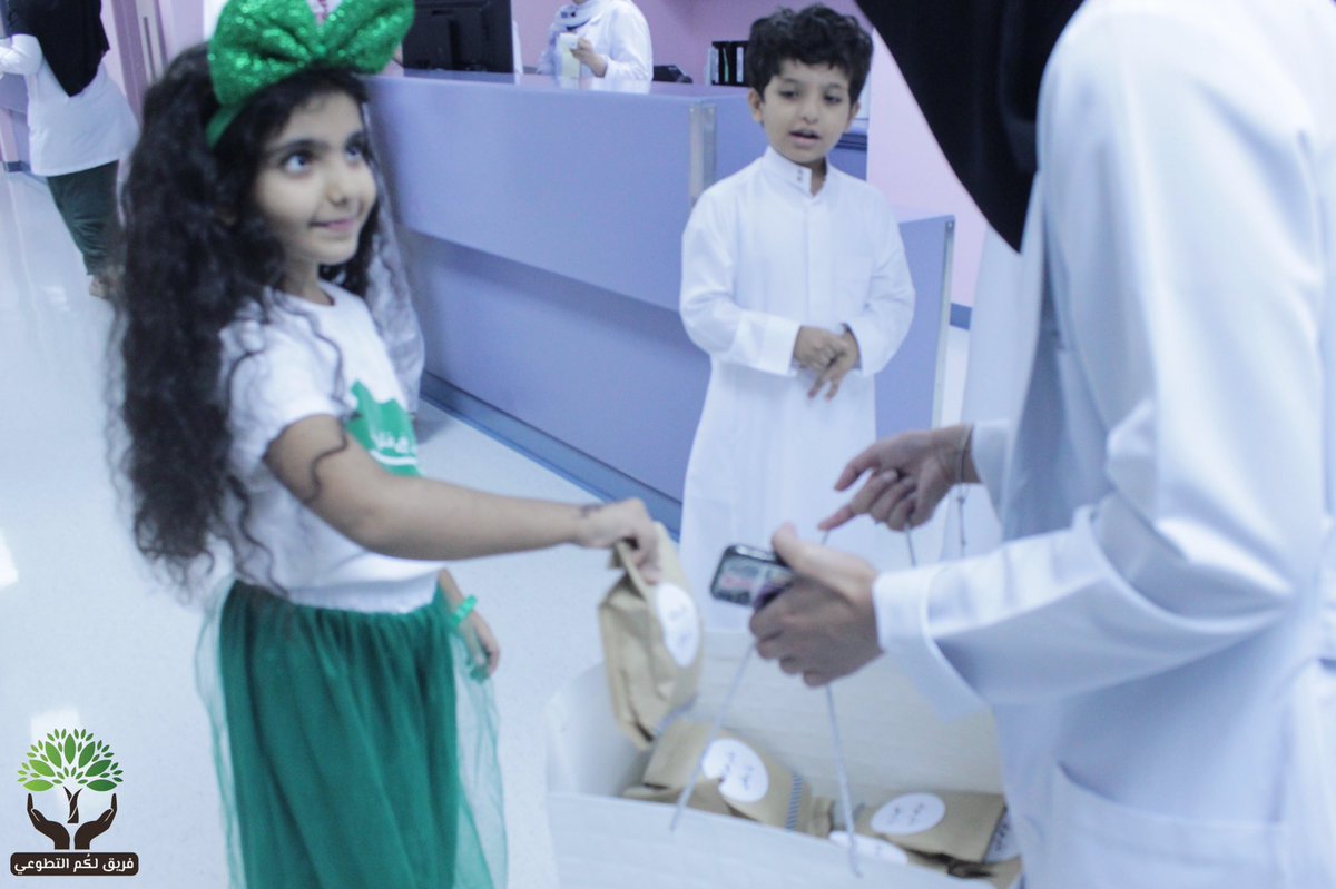 4uVolunteer's tweet photo. فقرة توزيع الهدايا على المرضى❤️ https://t.co/zOdb4DffQE