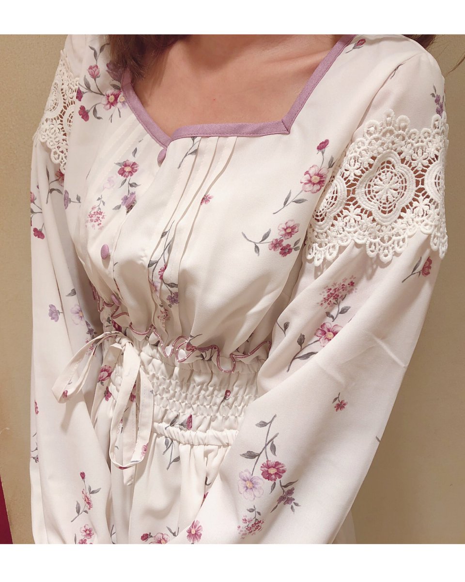 Liz Lisa New Arrivals 新作秋物商品をご紹介 ノスタルジックフラワー ワンピース 185 6029 0 Wh Nv Lv 9 800 Tax T Co Eiia1frvvr トレンドの小花柄のワンピース 袖のレースと配色使いがポイント カジュアルなワンピなので