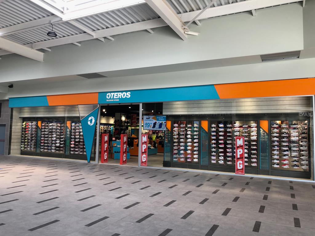 oteros_oficial's tweet photo. Menudo pedazo de tienda #Oteros hemos montado en #Melilla!

Ya podíais disfrutar de nuestro concepto #SneakersForAll pero ahora también encontraréis este punto de venta #TrainingStore, más deportivo. 

Muchísimos metros llenos de grandes marcas con el mejor precio garantizado! 😊 https://t.co/J2n8A7Z5fU