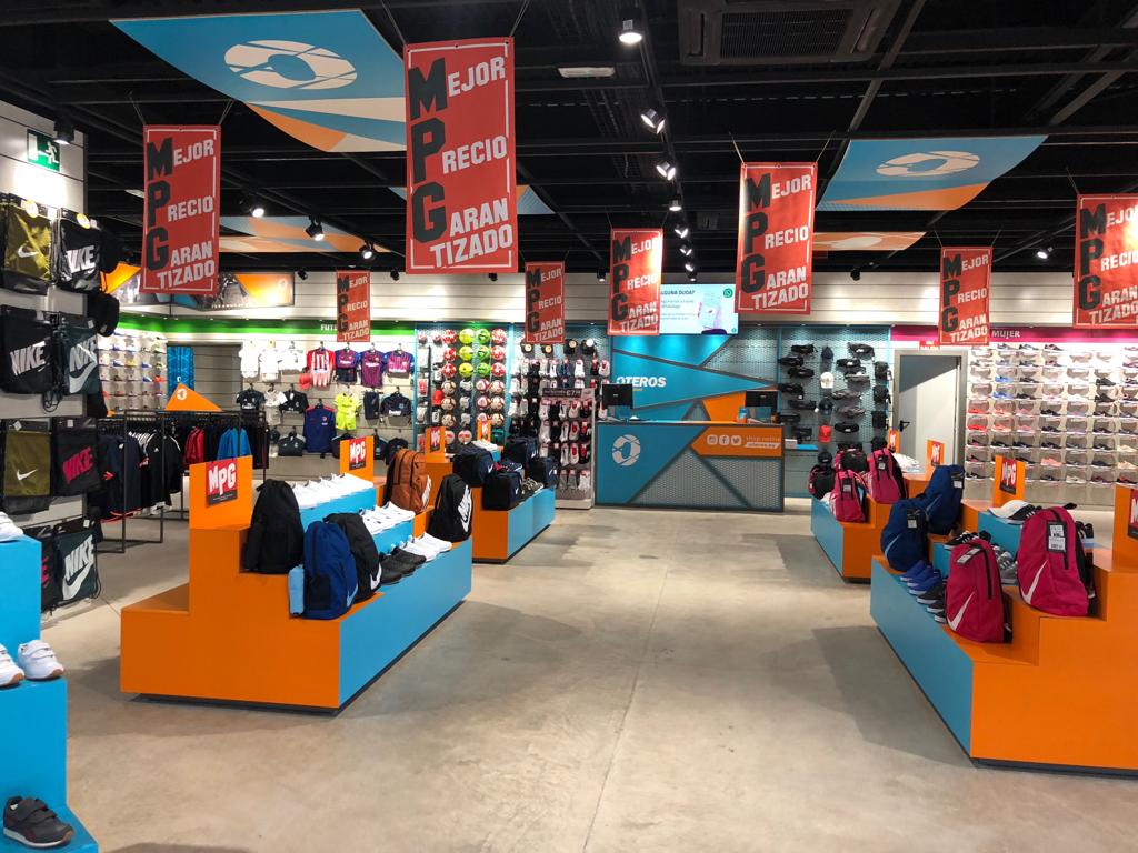 oteros_oficial's tweet photo. Menudo pedazo de tienda #Oteros hemos montado en #Melilla!

Ya podíais disfrutar de nuestro concepto #SneakersForAll pero ahora también encontraréis este punto de venta #TrainingStore, más deportivo. 

Muchísimos metros llenos de grandes marcas con el mejor precio garantizado! 😊 https://t.co/J2n8A7Z5fU