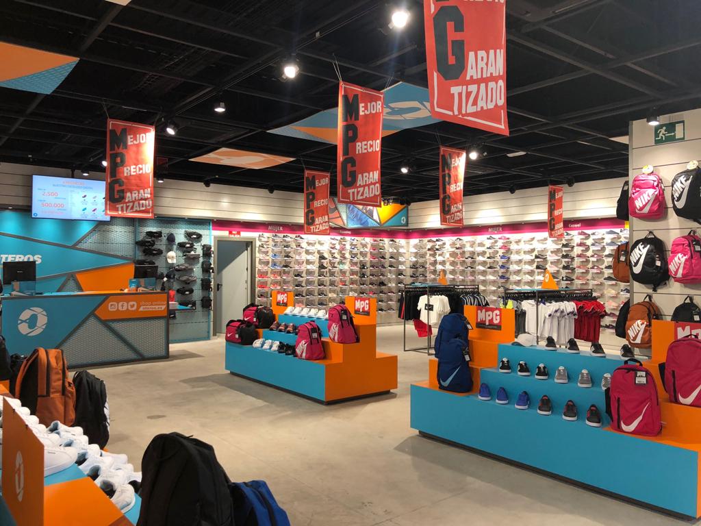 oteros_oficial's tweet photo. Menudo pedazo de tienda #Oteros hemos montado en #Melilla!

Ya podíais disfrutar de nuestro concepto #SneakersForAll pero ahora también encontraréis este punto de venta #TrainingStore, más deportivo. 

Muchísimos metros llenos de grandes marcas con el mejor precio garantizado! 😊 https://t.co/J2n8A7Z5fU