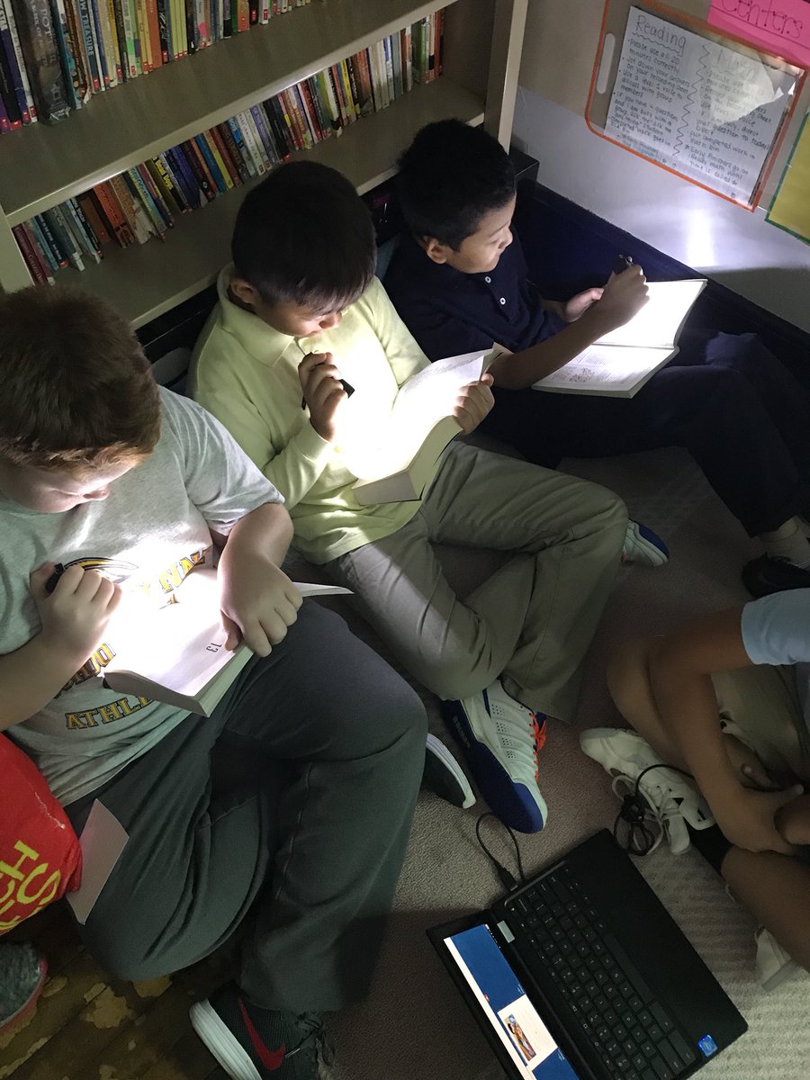 WESMissRick's tweet photo. Flashlight FRI-YAY is in full effect! https://t.co/rFt28Z0DpI