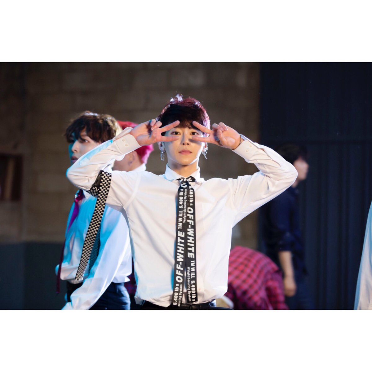 AlphaBAT_APB's tweet photo. #AlphaBAT #알파벳 #COMEBACK #MV #Behind #Photo 

🦇

D-10!

여러분이 가장 궁금해 하시던 새로운 멤버 '람다'와 함께 했던 뮤직비디오 촬영 현장을 살짝 공개합니다! 
10월 2일 더 많은 사진이 업로드 될 예정이니 많이 기대해 주세요! https://t.co/CiPfApK7h4
