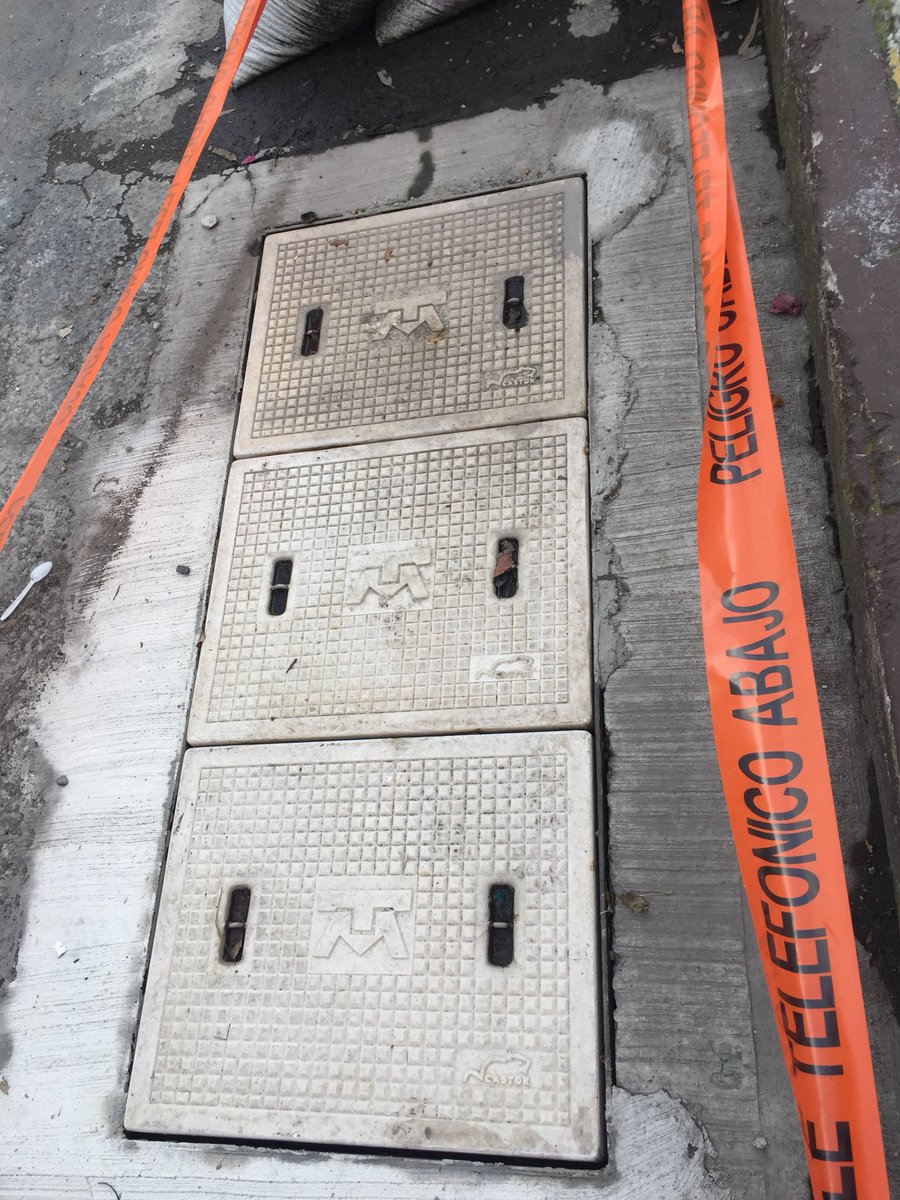 AlfilPilar's tweet photo. @Telmex @DTlalpan se solicitó reparación registro de cableado de @Telmex, ahí ha habido caídas de niña y autos. Ya repararon, hace casi un mes, pero cuándo limpian y recogen cascajo. Prolong 5 de Mayo y flor silvestre, Sn Pedro mártir tlalpan https://t.co/5oS2wOaYLQ
