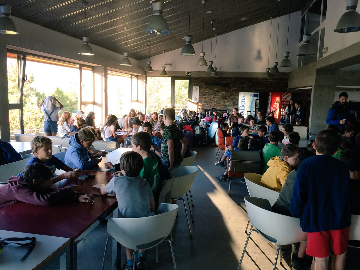 ESO1Virolai's tweet photo. Maletes preparades per tornar a casa. Últimes estones de joc de #convisVirolai 1rESO @EscolaVirolai https://t.co/Trjf1nCdkp