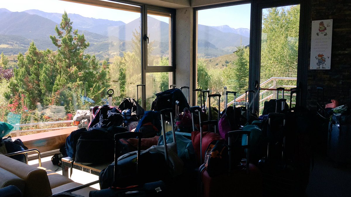 ESO1Virolai's tweet photo. Maletes preparades per tornar a casa. Últimes estones de joc de #convisVirolai 1rESO @EscolaVirolai https://t.co/Trjf1nCdkp