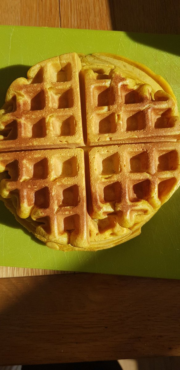These vegan Inya-Gold waffles are totally giving us that #FridayFeeling: indulgent, sweet and full of promise. Even better that they contain no refined sugar, so we're not waiting for a 4pm energy crash. Top with more of the gold stuff and enjoy! 
#vegan #Friyay #delicious