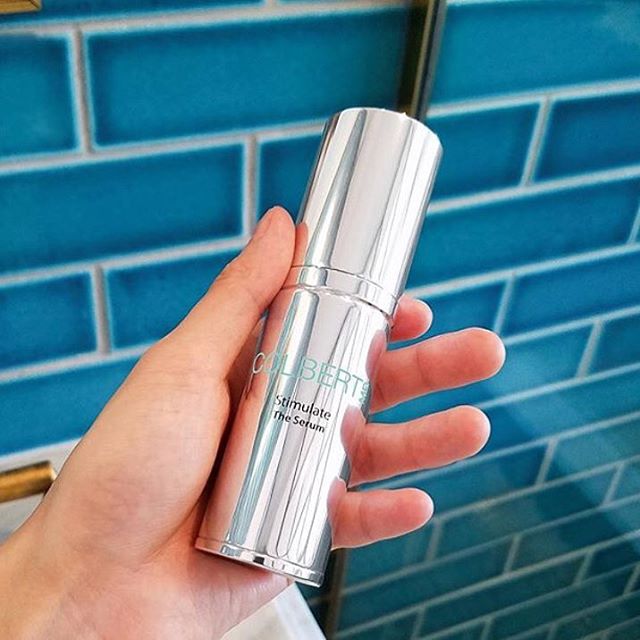 Nuestro bestseller, Stimulate The Serum, está preparado para iluminar, refinar y revitalizar tu piel! 🗽
.
.
.
.
#colbertmd #backinstock #bestseller #skincare #luxury #stimulatetheserum #triaddeliverysystem #dailynutritionforskin 📷: <a href="/lebiendeleau/">Le Bien de l'eau</a>