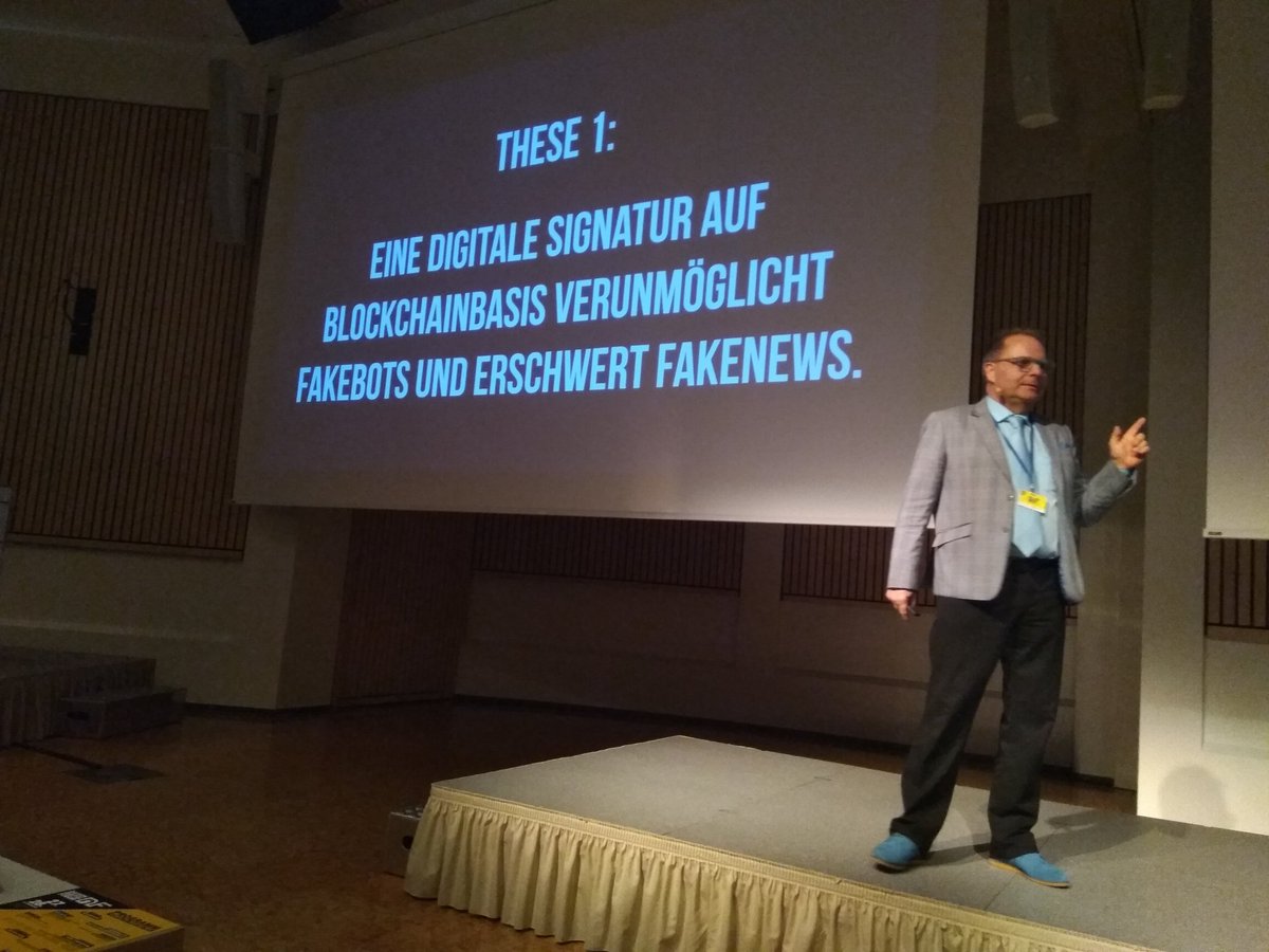 GR_4o's tweet photo. @JoergEugster vermiest den Teilnehmern des #DDF18 mit seiner Keynote zur #Blockchain den Mittagsschlaf 😉 https://t.co/7hP542WnvA