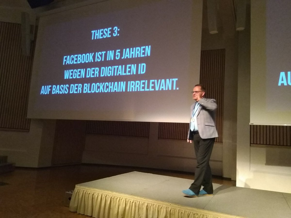 GR_4o's tweet photo. @JoergEugster vermiest den Teilnehmern des #DDF18 mit seiner Keynote zur #Blockchain den Mittagsschlaf 😉 https://t.co/7hP542WnvA