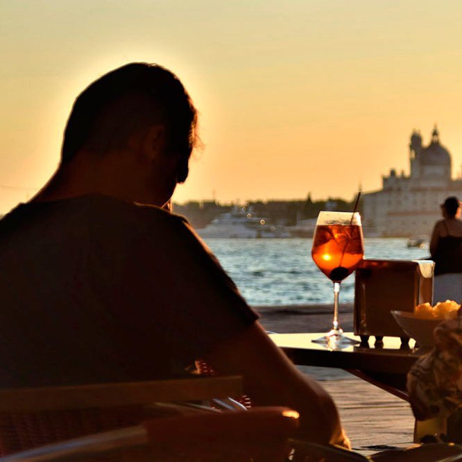 ca_eolia's tweet photo. It’s #friday! It’s time for a #spritz in #Venice! 🍹
We’re ready for the #happyhour, come to #CaEolia! 😎
.
#venezia #aperitivo #bacaro #bacarotour #wineblogger #travelblogger #tgif #instavenezia #igersvenezia #prosecco #winery #veneziatoday #cicchetti #aperitivotime #weekend https://t.co/fegqFRDMtq