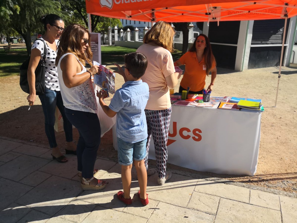 CsAzuaga's tweet photo. Azuaga Solidaria!!! 📒📝✏✂✒
Muchas gracias a todos nuestros vecinos que han participado en la recogida de material escolar a favor de @CRE_Juventud.
Parte del material será donado a Cruz Roja de Azuaga y parte a Cruz Roja Juventud de Extremadura 💪🍊
#MaterialEscolarJcs https://t.co/P4hP8MIB7q