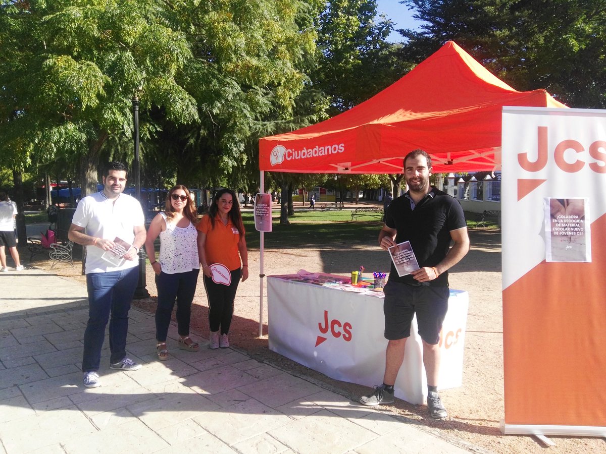 CsAzuaga's tweet photo. Azuaga Solidaria!!! 📒📝✏✂✒
Muchas gracias a todos nuestros vecinos que han participado en la recogida de material escolar a favor de @CRE_Juventud.
Parte del material será donado a Cruz Roja de Azuaga y parte a Cruz Roja Juventud de Extremadura 💪🍊
#MaterialEscolarJcs https://t.co/P4hP8MIB7q