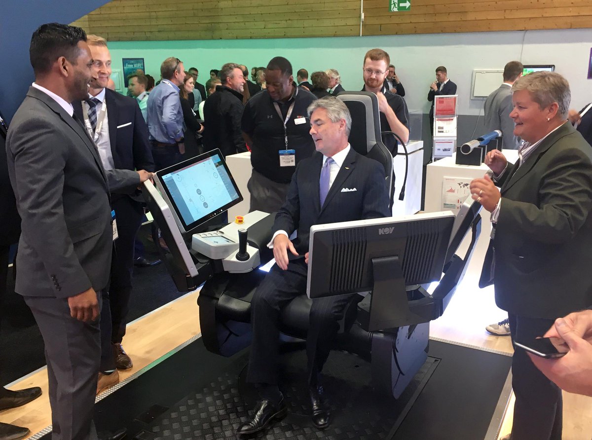 NOVGlobal's tweet photo. #FBF to the 2018 @ONS_Stavanger where US Ambassador RADM Kenneth J. Braithwaite tested his drilling skills on the RISE work station and took the NOVOS™ challenge. Learn how our NOVOS reflexive #drilling system can improve performance: https://t.co/2hAbjtSn90. https://t.co/SMf8PzBpHE