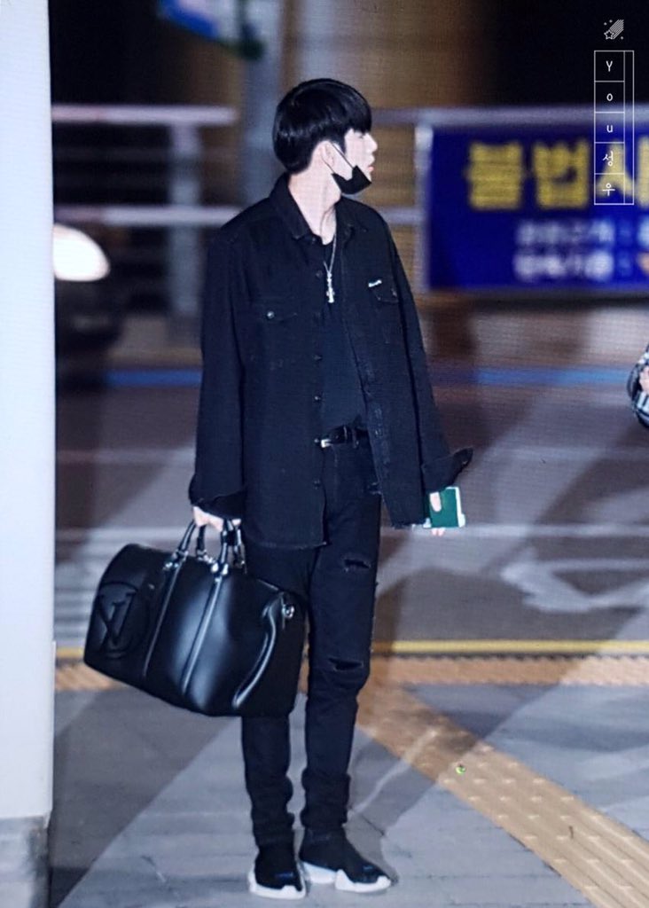 ong_closet's tweet photo. #옹성우 #OngSeongWu #邕聖祐 #워너원 #WannaOne

180928 ICN 출국 옹성우 가방

BRAND : Louis Vuitton
ITEM : KEEPALL BANDOULIÈRE 45 M53303
(https://t.co/Y38qDtyrJq) https://t.co/jrJ3DuJIZ7
