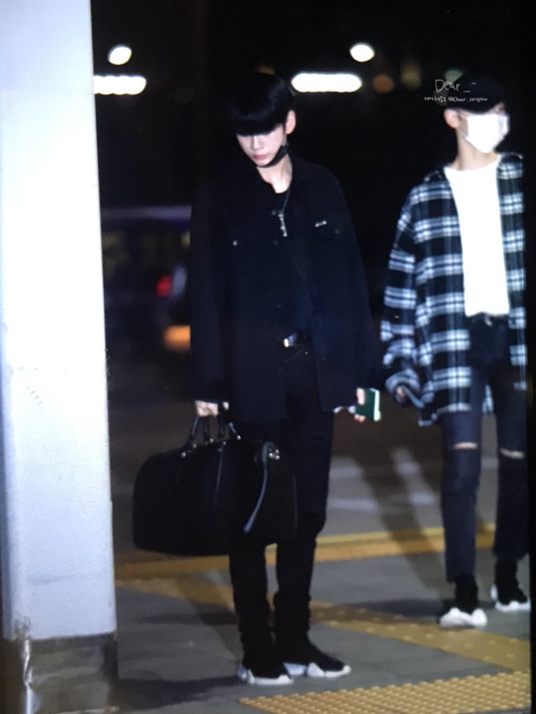 ong_closet's tweet photo. #옹성우 #OngSeongWu #邕聖祐 #워너원 #WannaOne

180928 ICN 출국 옹성우 가방

BRAND : Louis Vuitton
ITEM : KEEPALL BANDOULIÈRE 45 M53303
(https://t.co/Y38qDtyrJq) https://t.co/jrJ3DuJIZ7