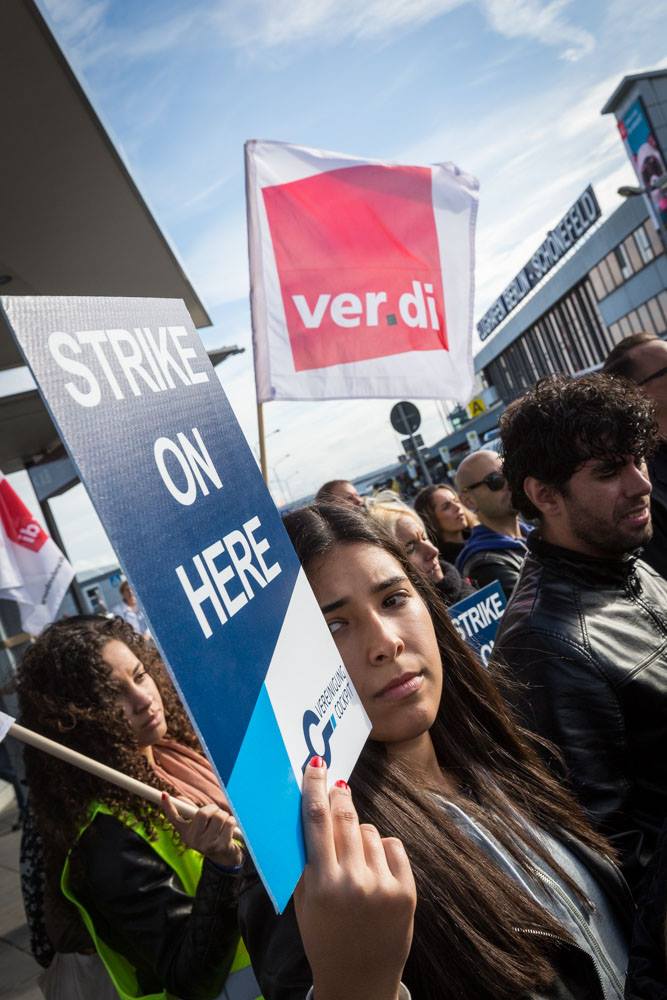 CabinUnited's tweet photo. Bilder aus Berlin-Schöneberg, wo ein Großteil der Ryanair-Flüge nicht starten konnte. Grüße an alle Kolleginnen und Kollegen! Fotos: Karsten Thielker (https://t.co/MwWQWgwFPq)
#CabinCrewUnited #RyanairMUSTChange https://t.co/8FHS55wSwP