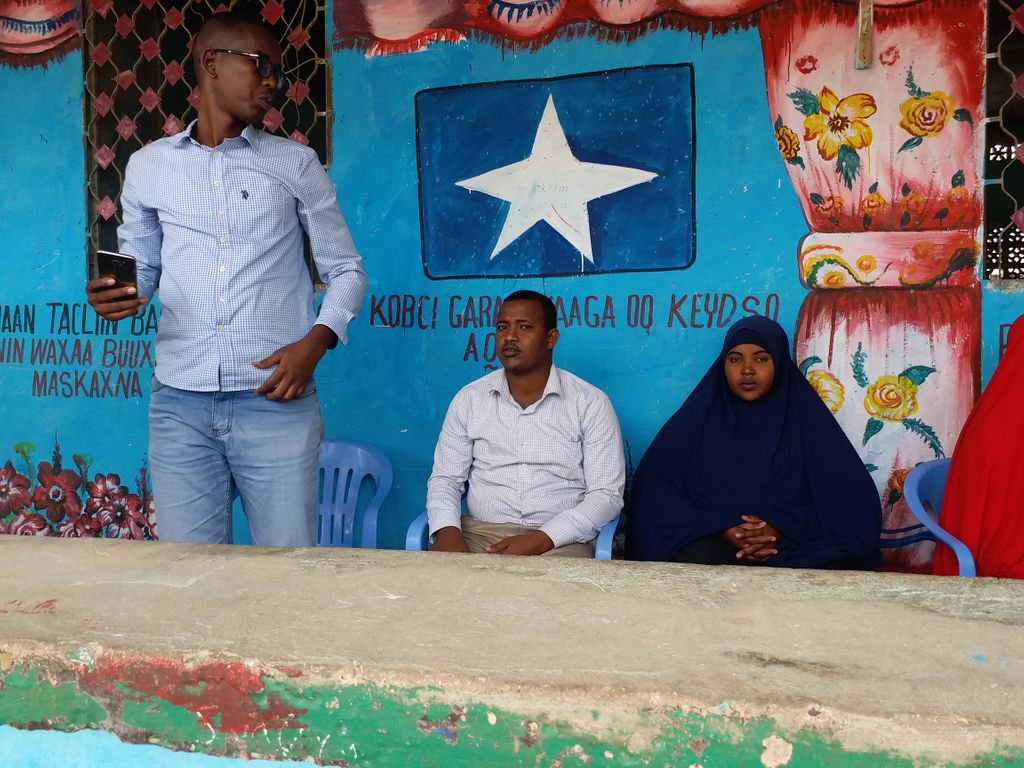 PAH_org's tweet photo. ➡W szkole Dame Yasin Aratan w #Mogadiszu #Somalia na porannym apelu nauczyciele mówili jak ważne jest wspólne dbanie o #toalety i stacje mycia rąk. W szkole działają też kluby promocji higieny.
💪#Edukacja = trwałe rezultaty! https://t.co/c6TRNoxHlN