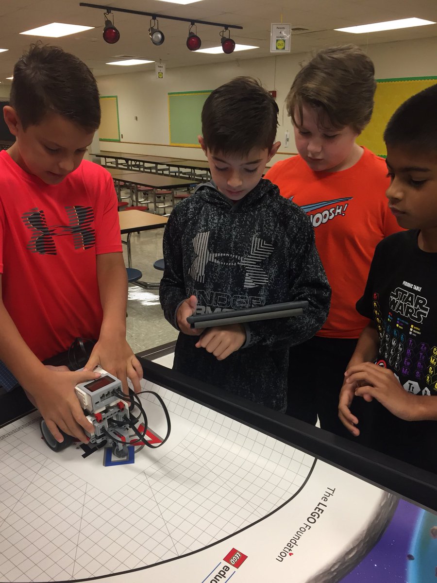 MarthaWild2's tweet photo. The Greenfield Dragons Robotics team has learned how to program its robot! @GRESDragons #GrowingGreenfieldES https://t.co/5Sc0ch1b6c