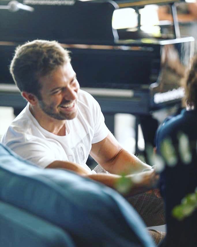 pabloalboran's tweet photo. Si te sonríen, sonríe. La vida es eso. 
Agradecido por todo. Gracias a toda la prensa por la mañana de hoy. 

📷@cucocuervo https://t.co/PpyPqcoVBR