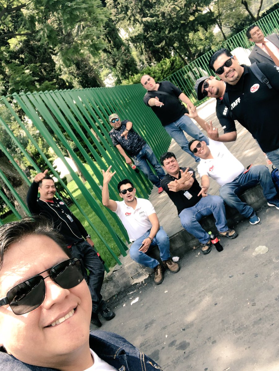 Albert_locutor's tweet photo. Así ayer el Big team de @Oye897 esperando a @ritmopeligroso súper cracks la netaaaa, son un EQUIPAZO.

@OyeGustavoTello @radioreds @ChristianGodMo @oyeacharly 
#ArturoRamos #JuanKRentería 
@edefer1977 #RicardoCea https://t.co/5FrdIKKo64