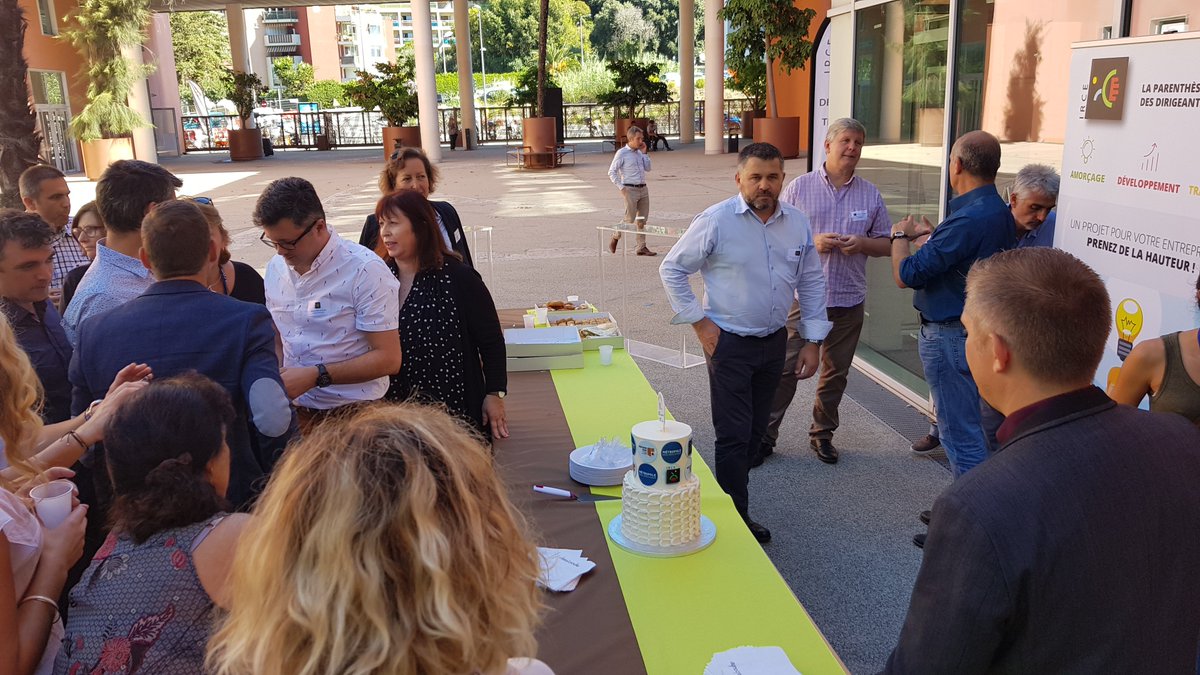 3DVTech's tweet photo. Petit gâteau partagé avec l'équipe de l'@IRCE_paca. https://t.co/ardooBQ1mJ