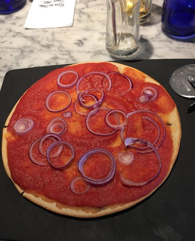FernandoMPage's tweet photo. Inglesa se revolta com pizza vegetariana servida em restaurante. https://t.co/YaE8wMfcsM https://t.co/5DW1d1kBOT