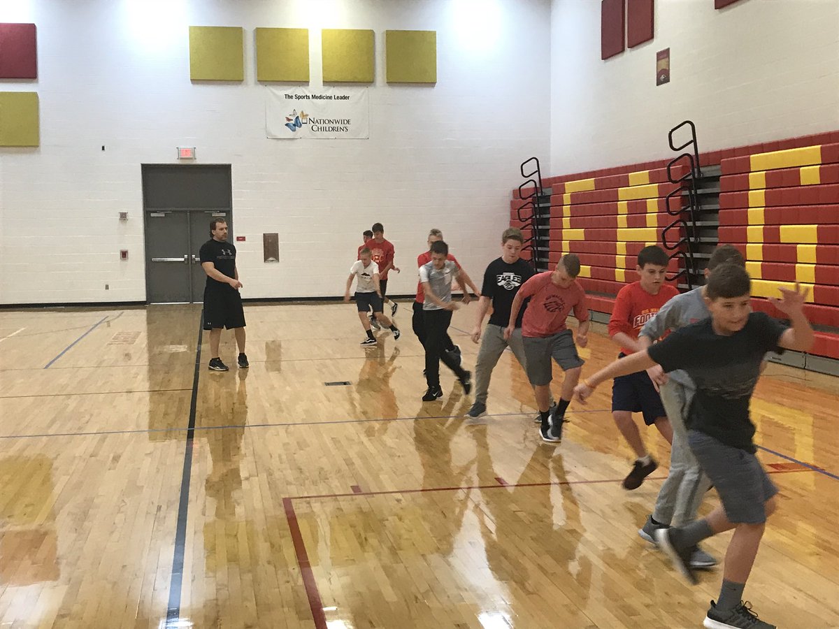 BigwalnutMS's tweet photo. Starting off homecoming Friday with a Coach Wetzel workout! PE making gains before the parade! #werbwms https://t.co/5NEK9kh1fm