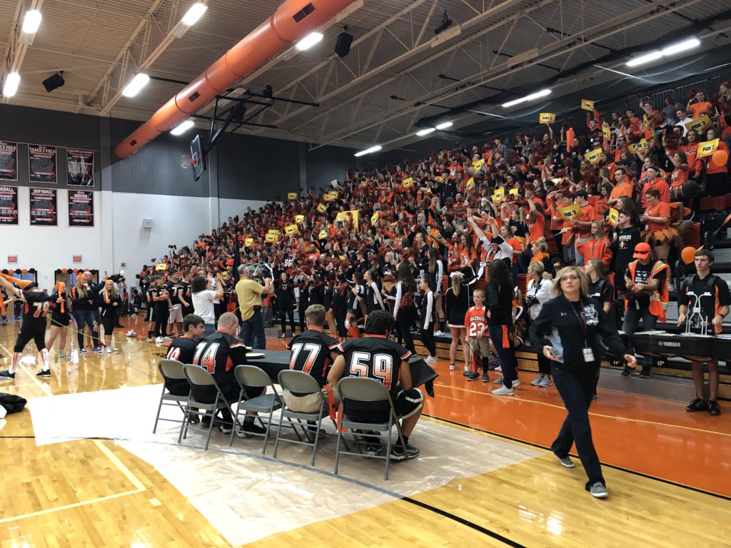 cguercio's tweet photo. Nice to see some Waterloo pride at #Fox2PrepZone ! #OrangeCrush https://t.co/3iuU1IqIOv