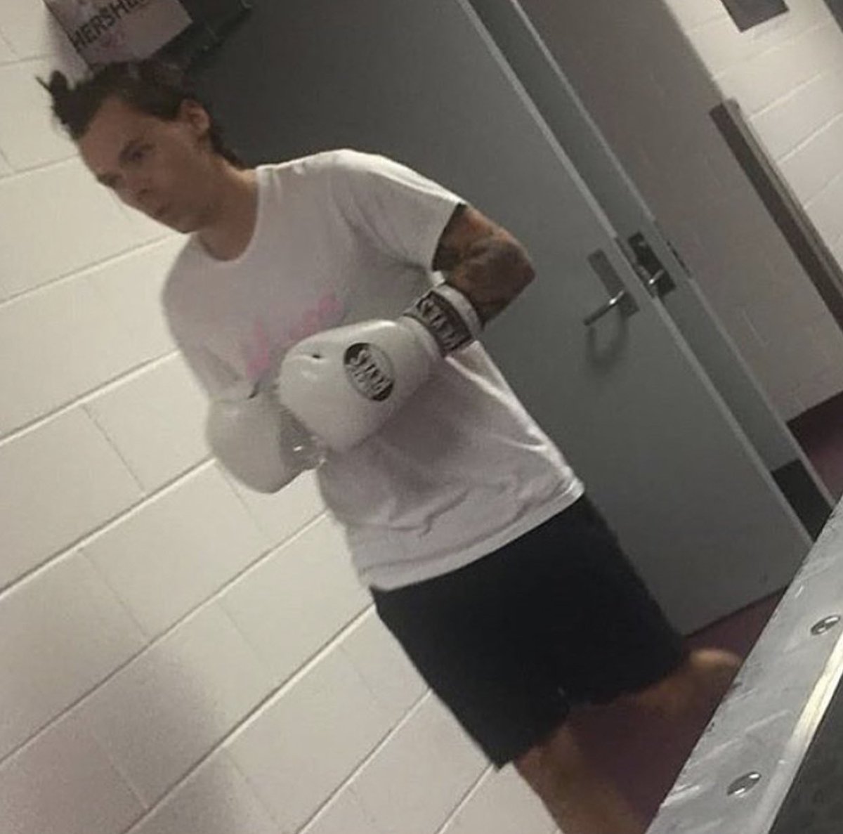 gucciharrstyles's tweet photo. boxer harry lives on 🤧 https://t.co/QNnhb4Ujrl