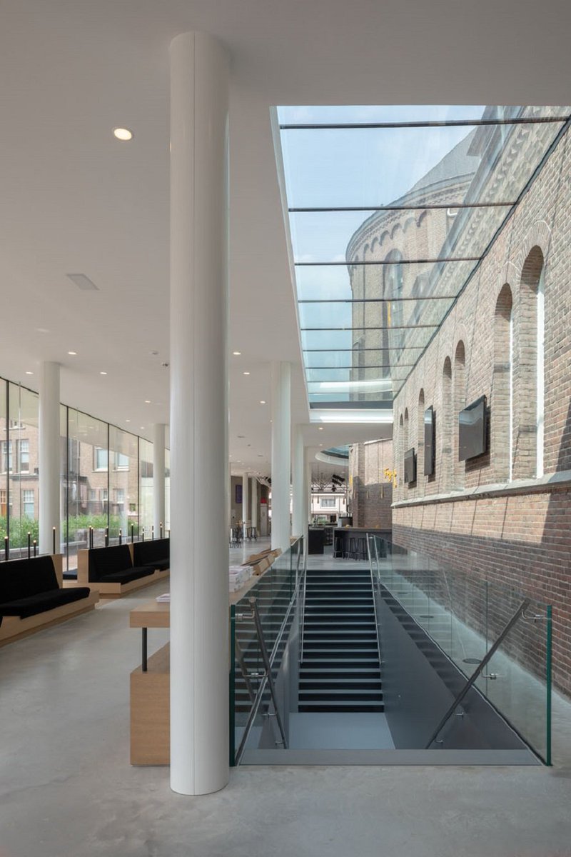 Vandaag wordt het nieuwe theater <a href="/speelhuis/">speelhuis</a> in Helmond officieel geopend! Zes jaar na de brand is het tijdelijke onderkomen in de voormalig Onze Lieve Vrouwekerk uitgebreid met een glazen omarming - <a href="/vDKArch/">van Dongen-Koschuch</a> #HetSpeelhuis #Gevel #Architectuur #Feest bit.ly/2xXqw4c