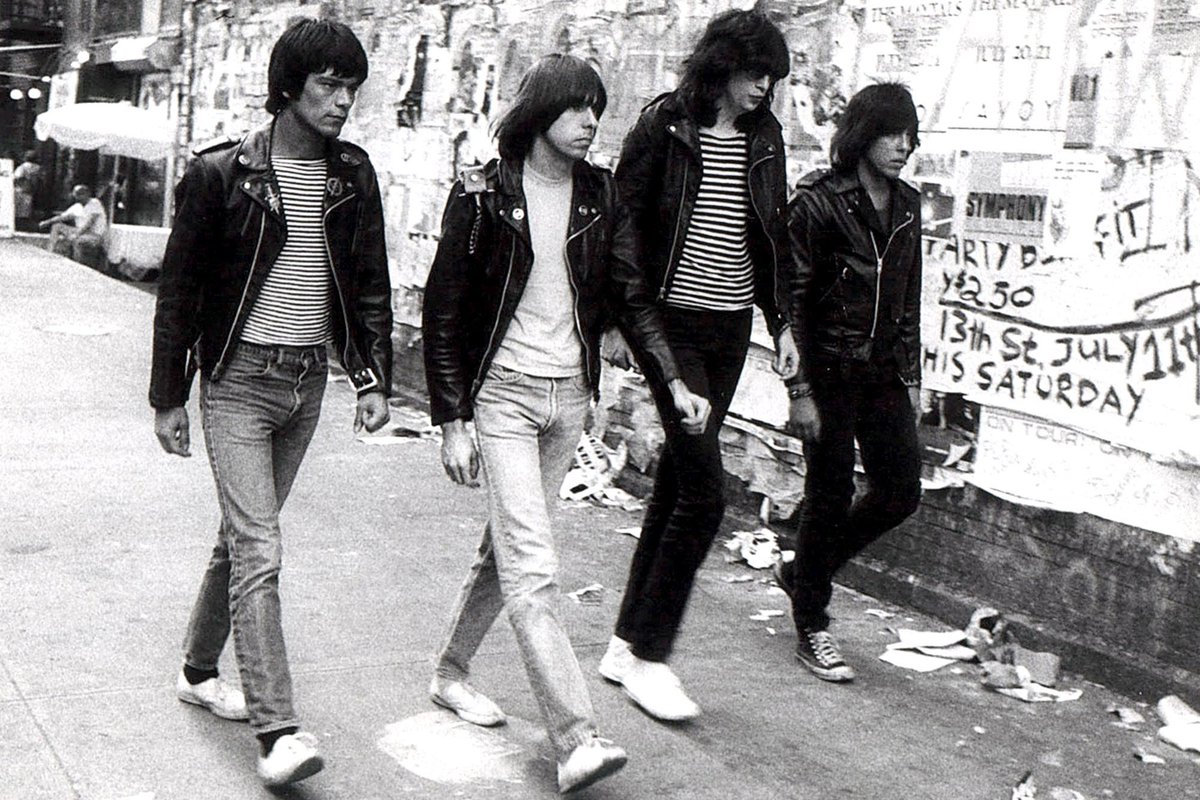 escuchocongo's tweet photo. ¿Qué tan normal es alguien que no le gustan Los Ramones? #GenteSelfie

Ramones - Pet Semetary https://t.co/ZBN7VtxWIc