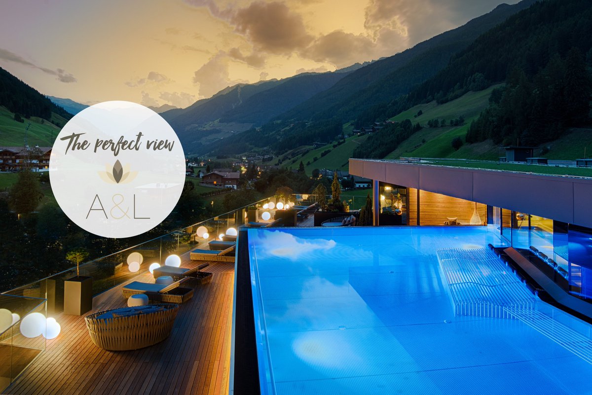 Atemberaubend schön 😍😍😍 
 
 ... der Ausblick von unserer neuen PANORAMA SKY LOUNGE im 4. Stockwerk! 
 
 #amonti_lunaris #amonti #lunaris #wellnessresort #skylounge #perfectview #skylounge #ahrntal #südtirol