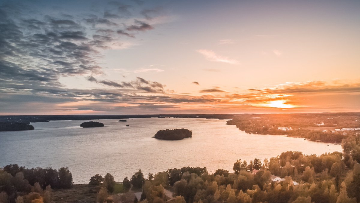 VisitTampere's tweet photo. What a natural beauty our #Tampere is, bathing in the autumn's bright colours 😍 If you would like to go and take some photos of your own, check out our suggestions 👉 https://t.co/pO4Av2Jiiz 📷 Laura Vanzo / Visit Tampere #VisitTampere #autumn https://t.co/FSKzJwKUZL