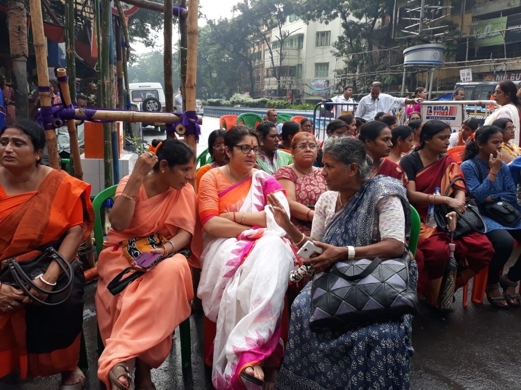 me_locket's tweet photo. Protest continues for 2nd day to get justice for Rajesh Sarkar and Tapas Burman. #Day2ofProtest https://t.co/jo426anAbJ