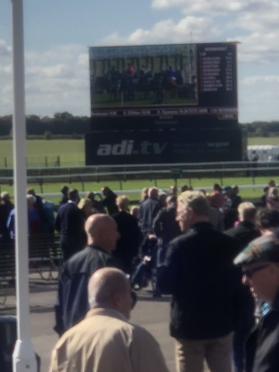 tipsbytipsters's tweet photo. Who’s betting at @NewmarketRace 
Gorgeous day here!
On the favourite in the first https://t.co/FSz2FbxjNe