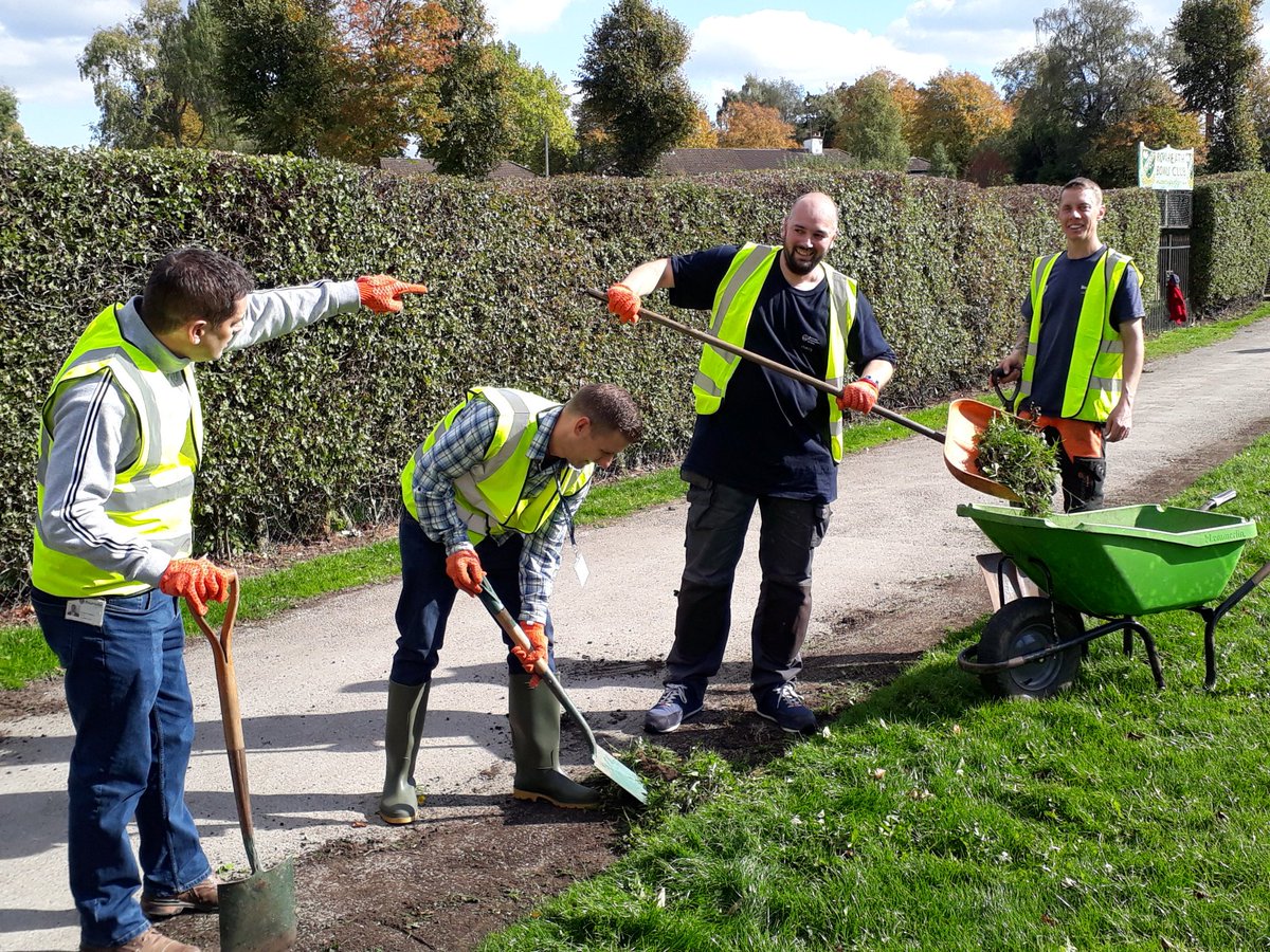 jessicabrumgirl's tweet photo. #bournville Tidy up. #BVT staff and residents working hard in Rowheath in the sun shine. https://t.co/gMb1DpNXRm