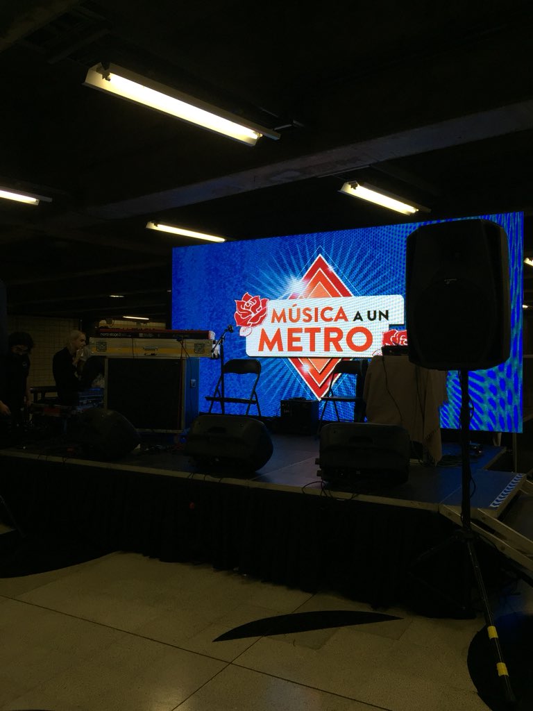 thecliniccl's tweet photo. 🔴AHORA| Benito Cerati (@Vanity_Sexx) se presentará dentro de un par de minutos en la Estación Baquedano de @metrodesantiago ¡véngase! https://t.co/nNawVdcdgX