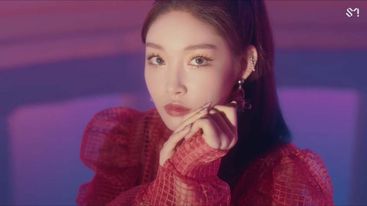 Chungha i m ready. Chungha. Чонха в платье. Чонха фигура.