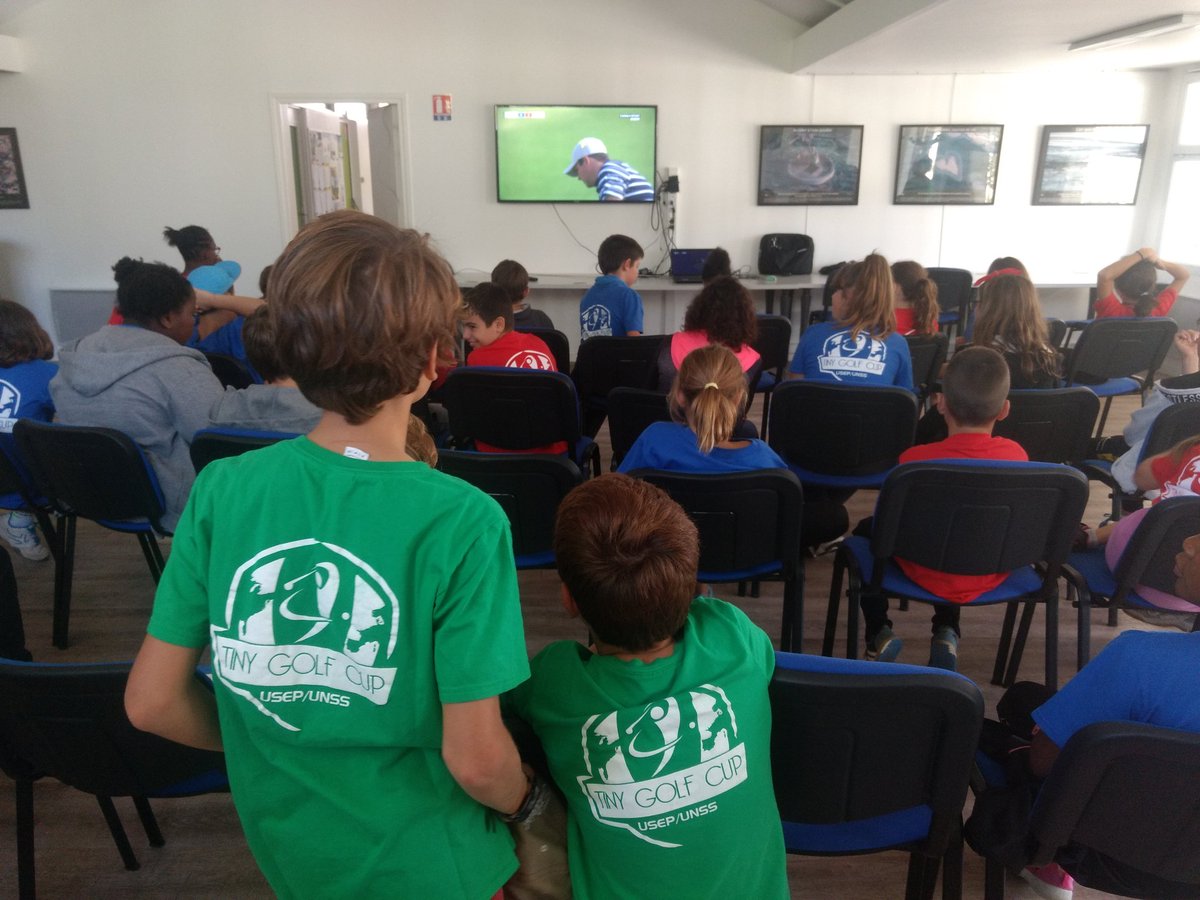 unss86's tweet photo. La #TeamUNSS86 accompagne la TinyGolfCup au @golfdeschalons match entre les rouges et les bleus sur 4 ateliers @ffgolf basé sur le livret péda et visionnage de la vraie @rydercup @Grand_Poitiers @acpoitiers @departement86 https://t.co/02PcQL1445