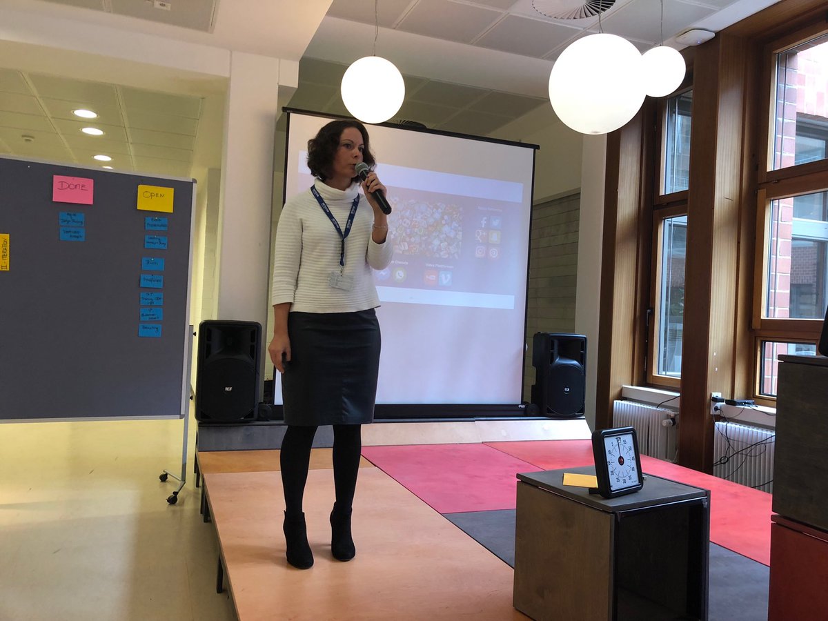 MarcWagner1975's tweet photo. #CompanyReBuilding Summit mit einem Crashkurs von ⁦@TanjaMilenkovic⁩ zu #SocialMedia &amp; #FutureCommunication ... „Für welche Themen brennst Du wirklich?“ 🔥 ⁦@Detecon⁩ #COMRebels ⁦@VanessaDahm⁩ ⁦@IngridBlessing⁩ ⁦@suesssarah⁩ #NewWork https://t.co/05PhhkOx34
