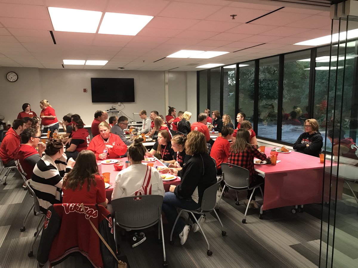 CoachVoss_NB's tweet photo. What an excellent way to start off our Homecoming Friday!  Thank you to all the exceptional teachers who the seniors chose to join us for our Teacher Appreciation Breakfast!  Also, big thanks to our parents who put on a delicious feast!
#NBproud @nbskolvikings @NB_QBClub https://t.co/pYRteV6czs