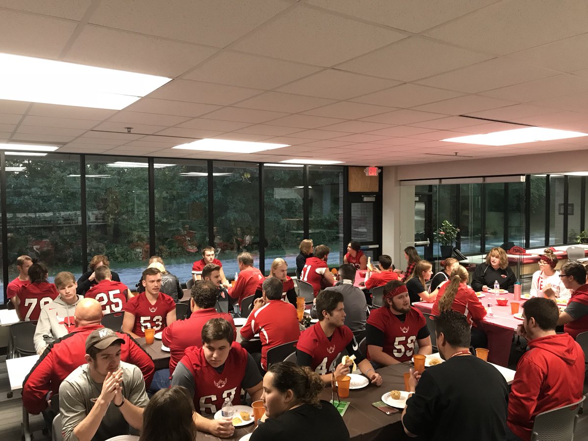 CoachVoss_NB's tweet photo. What an excellent way to start off our Homecoming Friday!  Thank you to all the exceptional teachers who the seniors chose to join us for our Teacher Appreciation Breakfast!  Also, big thanks to our parents who put on a delicious feast!
#NBproud @nbskolvikings @NB_QBClub https://t.co/pYRteV6czs