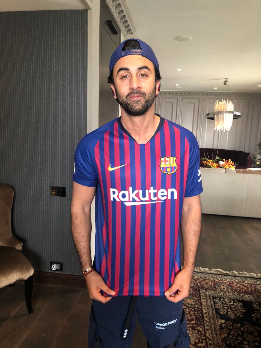 FCBarcelona's tweet photo. 🇮🇳 Ranbir Kapoor, the shirt looks good 👌
Was it a present? Enjoy your birthday! https://t.co/5lNfET6QCj