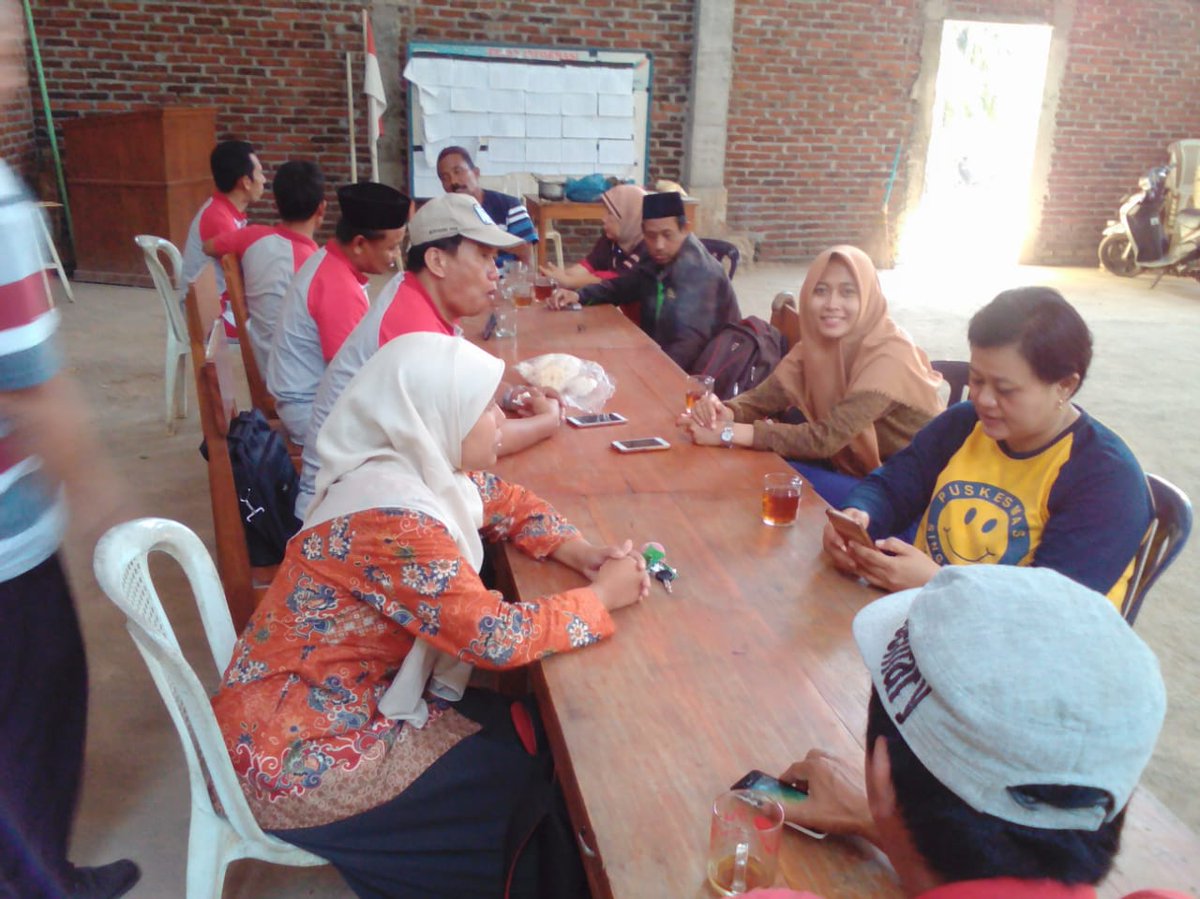 Koordinasi Desa Siaga antara Pendamping, Pemdes Kertosari dg Staf Puskesmas Kec. Singorojo menuju Desa Siaga Mandiri.
#PendampingKendalHandal <a href="/jokowi/">Joko Widodo</a> <a href="/ganjarpranowo/">Ganjar Pranowo</a> <a href="/MirnaAnnisa01/">Mirna Annisa</a> <a href="/SatgasDanaDesa/">SATGAS DANA DESA</a> <a href="/AhmadErani/">Ahmad Erani Yustika</a> <a href="/KemenDesa/">Fast Track Travel</a> <a href="/EkoSandjojo/">Eko P. Sandjojo</a> @Diskominfo_Kdl <a href="/DISPERMADES_JTG/">Dispermadesdukcapil Prov Jateng</a> <a href="/tppindonesia/">Pertepedesia</a>