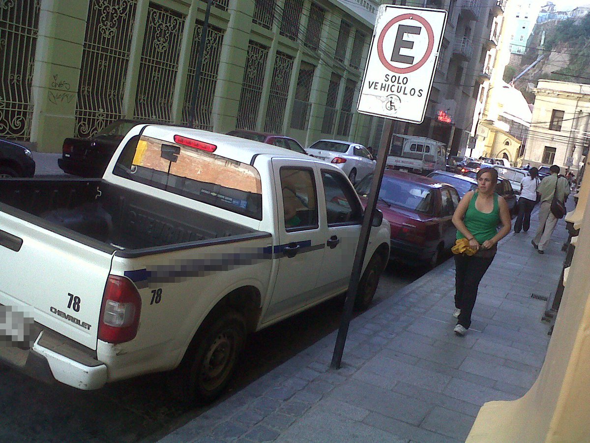 BlueGearCL's tweet photo. Vas por la calle y ves un auto mal estacionado... qué haces? 🤔
Ahora, con https://t.co/eyaSTxVkdp puedes enviar un "parte de cortesía" social a la patente del vehículo para que este conductor aprenda un poco más de educación vial. 😎
@CONASET_ @Carabdechile https://t.co/AvkFKMcMs0