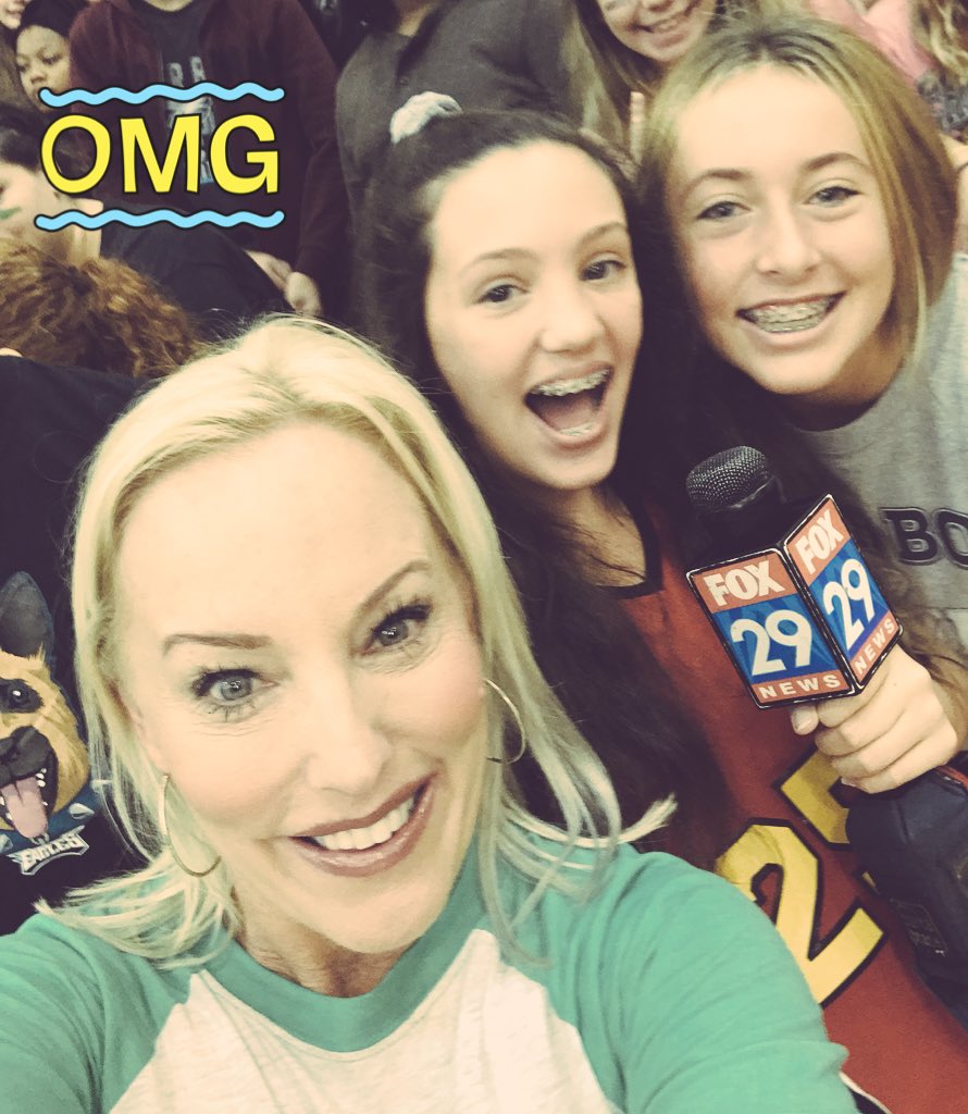 JennFredFOX29's tweet photo. Think your school can throw an @Eagles PEP RALLY like @SpringtonLakeMS did ?? 

Tweet Me! 
Email Me! 
We’d love to hear from you guys !! @FOX29philly 
Jennaphr.Frederick@foxtv.com !! GO EAGLES !! https://t.co/S2tcpk3Yfu